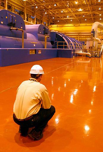 Davis Bessie Turbine Deck
Environmental and Chemistry Manager Patrick McCloskey crouches while looking at the clean floor next to the turbine and generator unit at the Davis-Besse Nuclear Power Station in Oak Harbor, Ohio, Friday, Feb, 27, 2004. The power station has been shut down for two years while the reactor head was replaced due to corrosion damage. It is now up to the Nuclear Regulatory Commission to authorize a restart.
Keywords: Davis Bessie Nuclear Power Plant