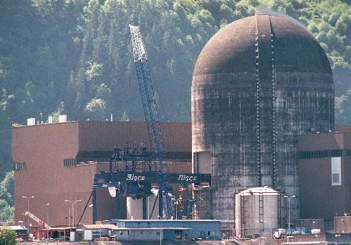 Trojan Nuclear Power Plant, Rainier Ore
Trojan expected to complete the loading of the idle facility's 1,020-ton reactor vessel onto a trailer May 26, 1999. The vessel was wheeled out of the containment building on the Bigge large rail system. Workers prepare it for a 270-mile barge trip upriver for burial at the Hanford Nuclear Reservation. The 17-by-42-foot cylinder once held nuclear fuel rods, which were removed five years ago. The radioactive vessel is filled with 200 tons of concrete and sheathed in steel.
Keywords: Trojan Nuclear Power Plant Rainier Ore (decommissioned)