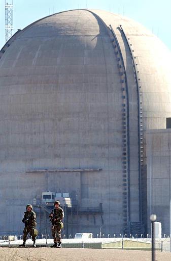 Palo Verde Nuclear Generating Station
Armed National Guard troops stand outside the Palo Verde nuclear power plant, Thursday, March 20, 2003, in Wintersburg, Ariz. Terrorists may have targeted the Palo Verde nuclear power plant, Energy Secretary Spencer Abraham said Thursday, and Arizona Gov. Janet Napolitano has sent National Guard troops to provide additional security at the plant.
Keywords: Palo Verde Nuclear Generating Station PVNGS