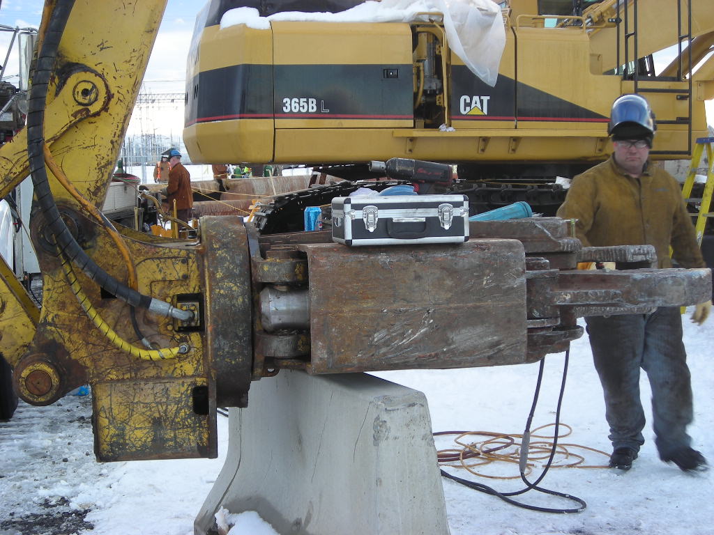 Dickson mechanic, 100N
Craig (spelling suspect) performing work on a shear used 109N demo, fall-winter 08-09
