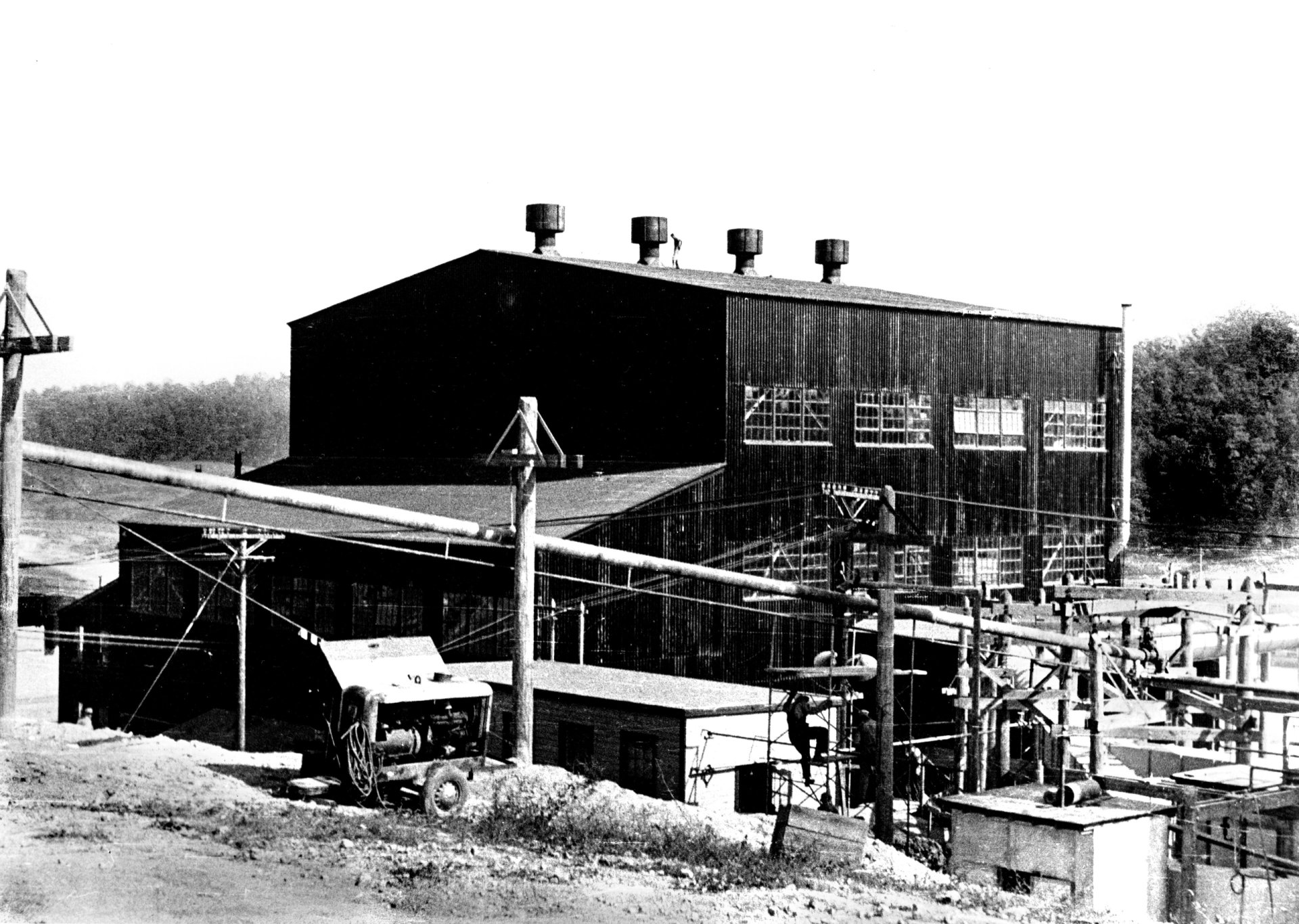Click to view full size image
==============
Graphite Reactor Oak Ridge 1943 (43444055865)
Keywords: Oak Ridge National Lab (ORNL) Graphite Reactor Oak Ridge 1943 (43444055865)
Keywords: Oak Ridge National Lab (ORNL)