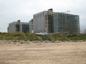 bradwell_bradwell_powerstation_from_the_spit_panoramio.jpg