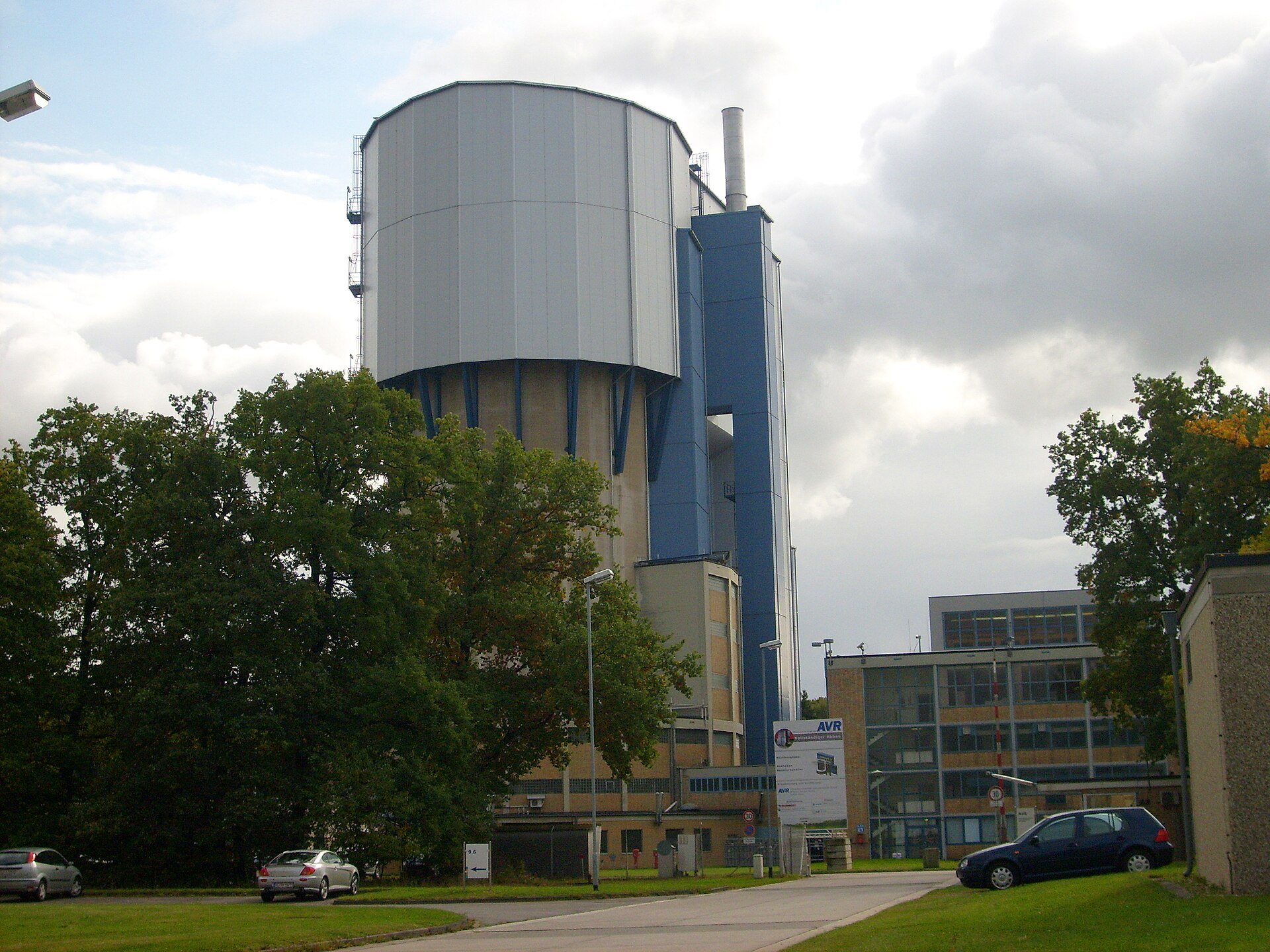 AVR Juelich cylindrical tower beside low building