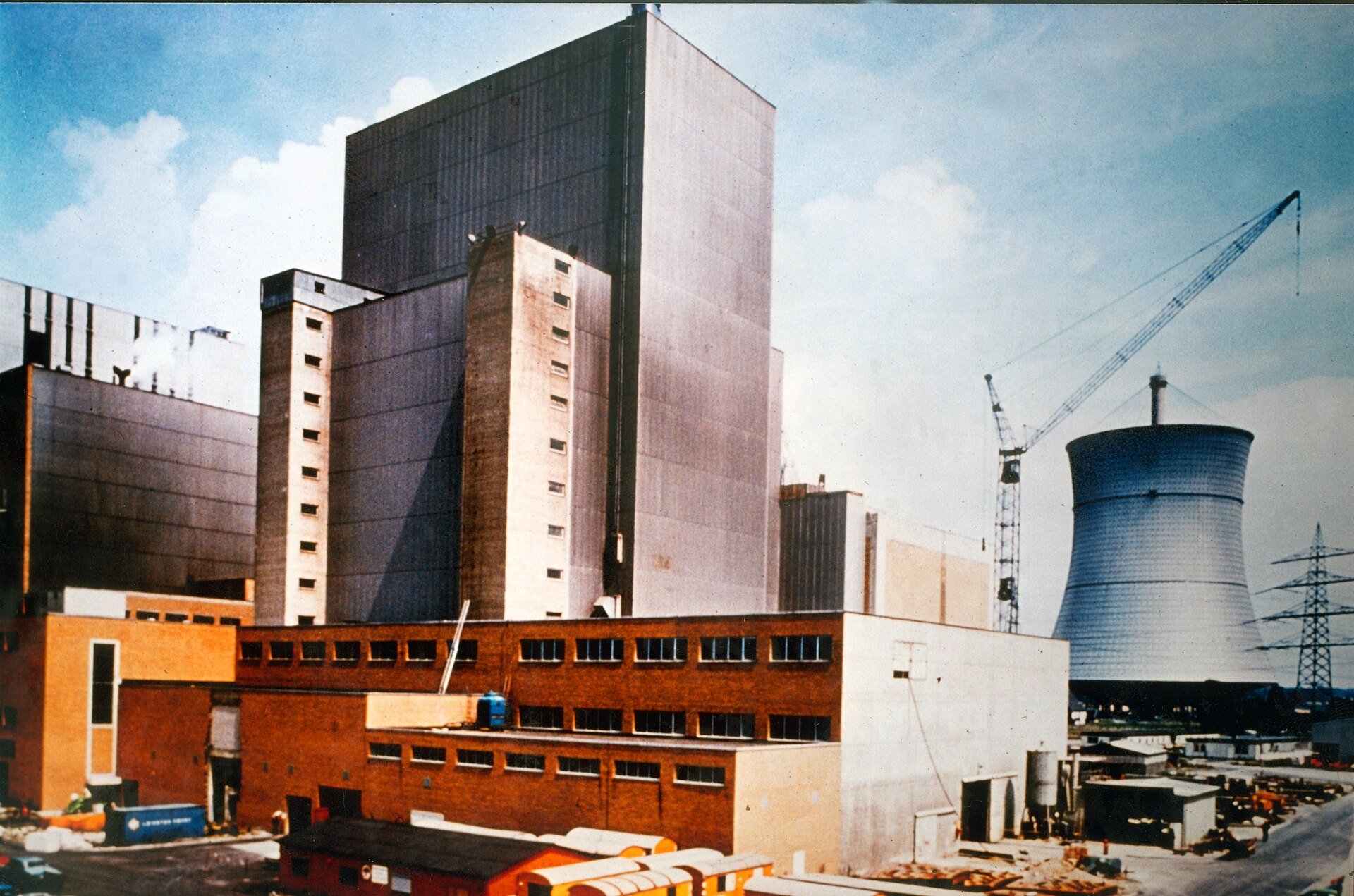THTR-300 building with cooling tower and crane