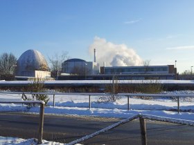 FRM II dome and steam plume in winter
