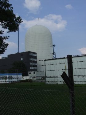 Lingen reactor dome behind perimeter fence